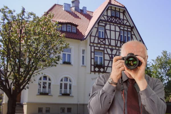 Rathaus von Nörvenich Detektiv der Detektei fotografiert, Schriftzug: Unserer Detektei ermittelt für Sie in Nörvenich!