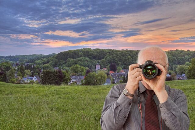 Blick auf Odenthal, Detektiv der Detektei fotografiert, Schriftzug: Unserer Detektei ermittelt für Sie in Odenthal !