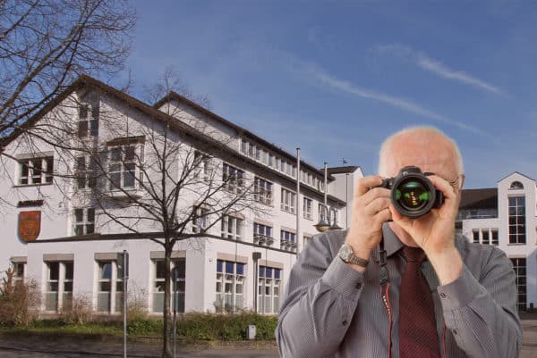 Rathaus Plettenberg. Detektiv der Detektei fotografiert.
