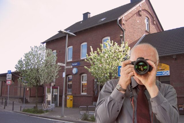 Stadtbücherei Pulheim, Detektiv der Detektei fotografiert, Schriftzug: Unserer Detektei ermittelt für Sie in Pulheim
