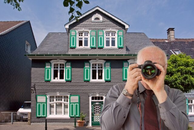 Bürgerhaus Radevormwald, Detektiv der Detektei fotografiert, Schriftzug: Unserer Detektei ermittelt für Sie in Radevormwald !