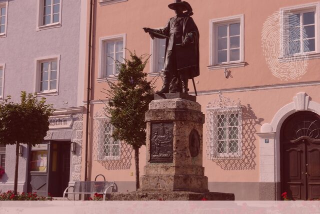 Denkmal Feldherrn Tilly auf dem Rathausplatz Rain (Lech). Fingerabdruck der Detektei Kubon.