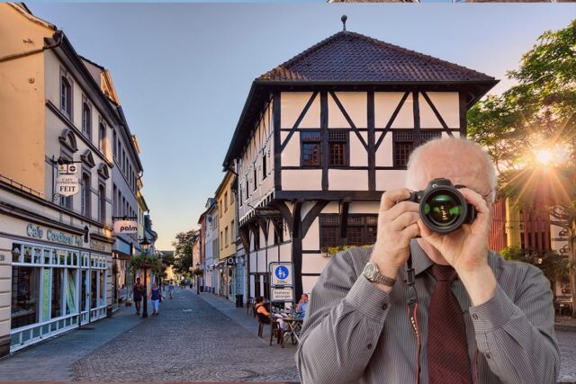 Markt in Ratingen, Detektiv der Detektei fotografiert, Schriftzug: Unserer Detektei ermittelt für Sie in Ratingen !