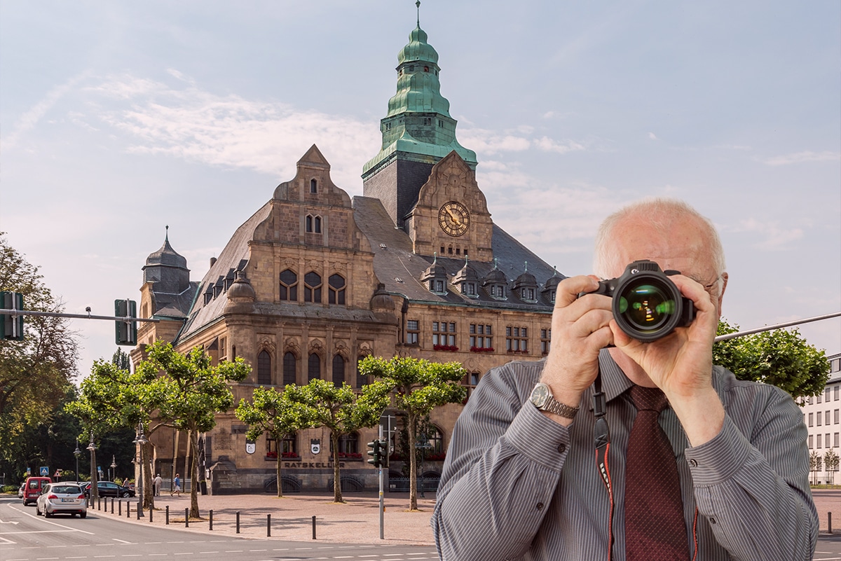 Schriftzug: Ihre Detektei für Recklinghausen, Detektiv der Detektei fotografiert, Rathaus in Recklinghausen. Firmenlogo der Detektei Kubon.