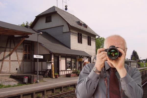 Bahnhof Rösrath, Detektiv der Detektei fotografiert, Schriftzug: Unserer Detektei ermittelt für Sie in Rösrath !