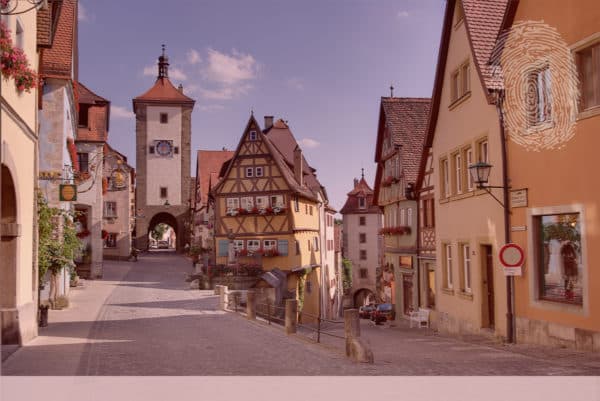 Das Plönlein mit dem Sieberstor (links) und dem Kobolzeller Tor (rechts) Rothenburg ob der Tauber. Fingerabdruck der Detektei Kubon.