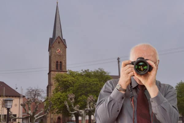 Detektei Kubon ermittelt in Ruppertsberg, Detektiv der Detektei fotografiert, Pfarrkirche Ruppertsberg, Schriftzug: Wir ermitteln für Sie in Ruppertsberg!