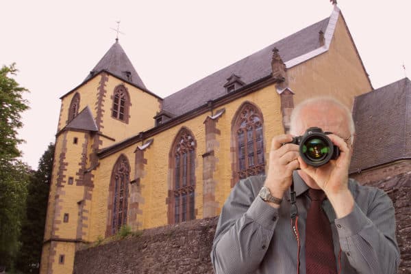 Burg Schleiden, Detektiv der Detektei fotogarfiert.