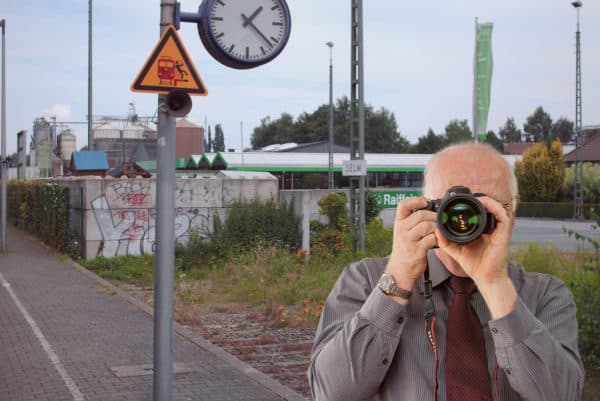 Bahnhof Selm, Detektiv der Detektei fotografiert, Schriftzug: Unsere Detektei ermittelt für Sie in Selm!