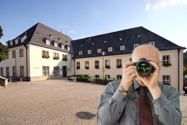 Siegen Rathaus und Marktplatz, Detektiv der Detektei fotografiert, Schriftzug: Unsere Detektei ermittelt für Sie in Siegen !