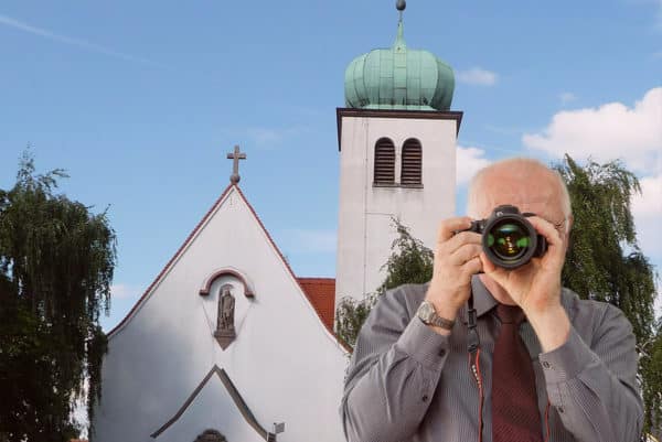 Detektei Kubon ermittelt in Tiefenthal, Detektiv der Detektei fotografiert, Kirche Tiefenthal im Hintergrund. Schriftzug: Wir ermitteln für Sie in Tiefenthal!