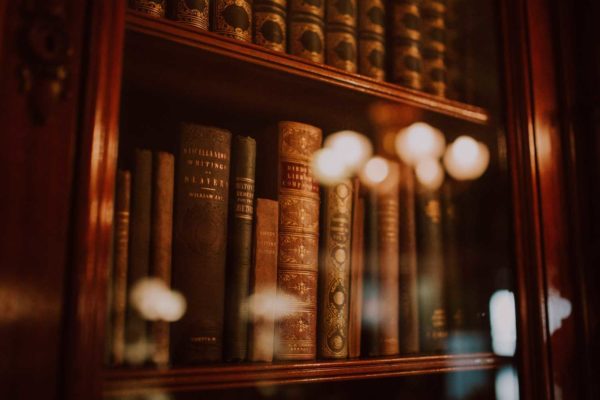 Bücher in einem Regal