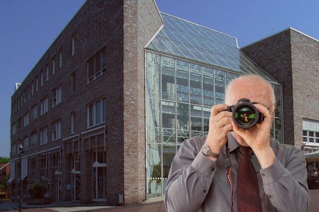 Rathaus Unna, Detektiv der Detektei fotografiert, Schriftzug: Unsere Detektei ermittelt für Sie in Unna!