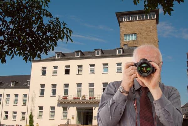 Rathaus Velbert, Detektiv der Detektei fotografiert, Schriftzug: Unserer Detektei ermittelt für Sie in Velbert !