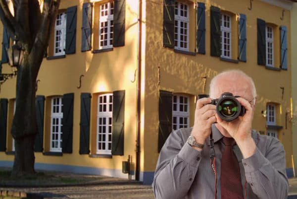 Gelbes Haus in Wachtendonk Schriftzug: Detektei Kubon ermittelt in Wachtendong , Detektiv der Detektei fotografiert.
