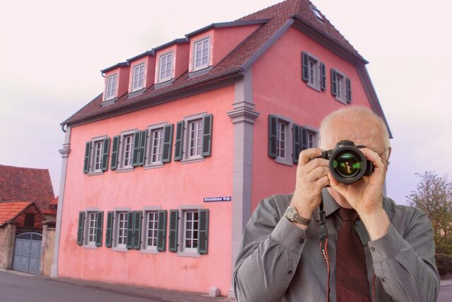 Detektei Kubon ermittelt in Wattenheim, Detektiv der Detektei fotografiert, Amtshaus_Blumencron_Wattenheim. Schriftzug: Wir ermitteln für Sie in Wattenheim!