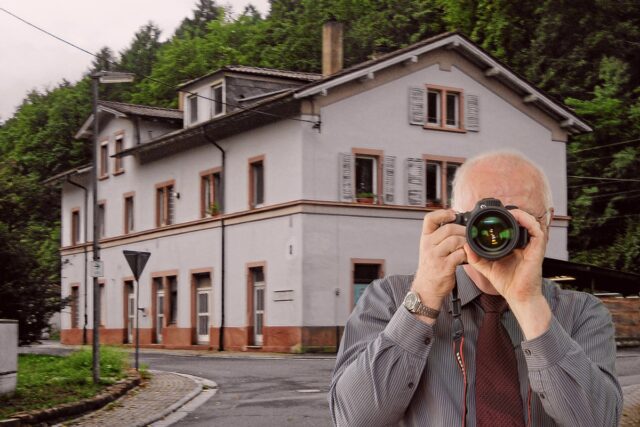 Detektei Kubon ermittelt in Weidenthal, Detektiv der Detektei fotografiert, Bahnhof Weidenthal, Schriftzug: Wir ermitteln für Sie in Weidenthal!