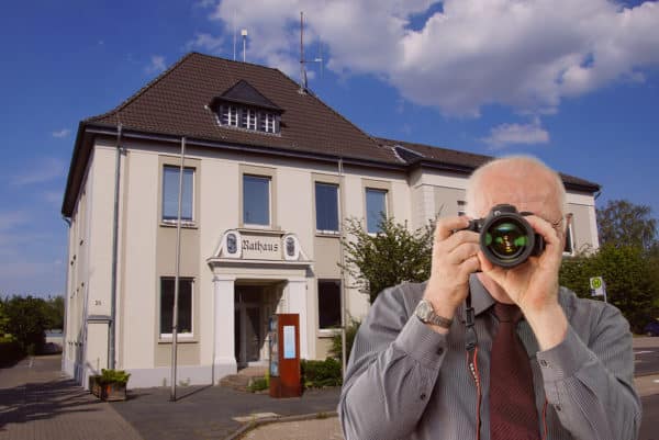 Rathaus von Weilerswist, Detektiv der Detektei fotografiert, Schriftzug: Unserer Detektei ermittelt für Sie in Weilerswist !