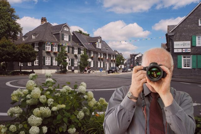 Ortskern Wermelskirchen, Detektiv der Detektei fotografiert, Schriftzug: Unserer Detektei ermittelt für Sie in Wermelskirchen !