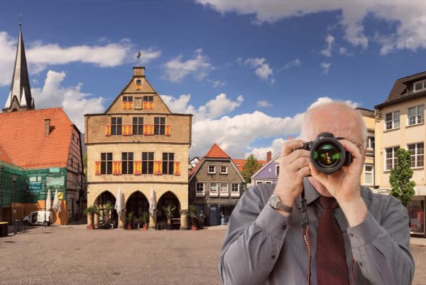 Marktplatz Werne, Detektiv der Detektei fotografiert, Schriftzug: Unsere Detektei ermittelt für Sie in Werne!