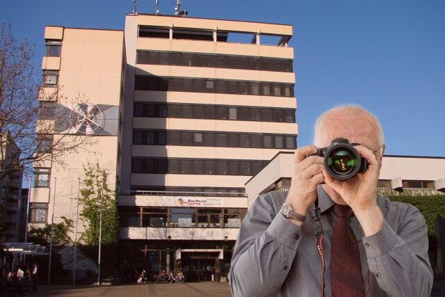 Neues Rathaus Wesseling, Detektiv der Detektei fotografiert, Schriftzug: Unserer Detektei ermittelt für Sie in Wesseling