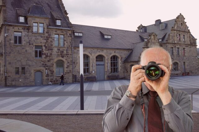 Bahnhof Wetter Ruhr, Detektiv der Detektei fotografiert, Schriftzug: Unserer Detektei ermittelt für Sie in Inden !