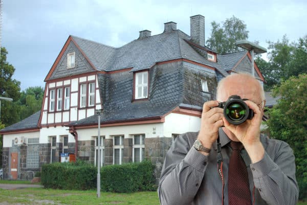 Wilnsdorf Bahnhof, Detektiv der Detektei fotografiert, Schriftzug: Unsere Detektei ermittelt für Sie in Wilnsdorf !