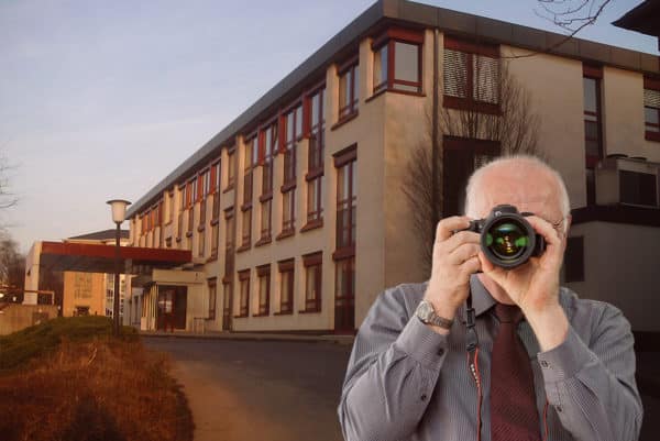 Rathaus Wülfrath, Detektiv der Detektei fotografiert, Schriftzug: Unserer Detektei ermittelt für Sie in Wülfrath !