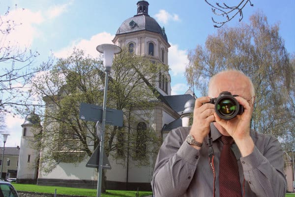 Würselen Sebastiankirche, Detektiv der Detektei fotografiert, Schriftzug: Unserer Detektei ermittelt für Sie in Würselen !