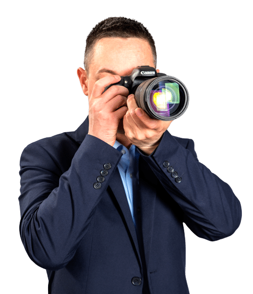 Detektiv der Detektei fotografiert mit einer Canon Kamera