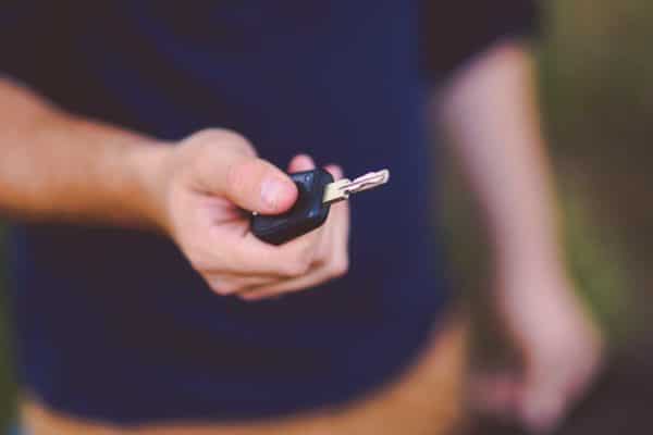 Detektiv übergibt Fahrzeugschlüssel