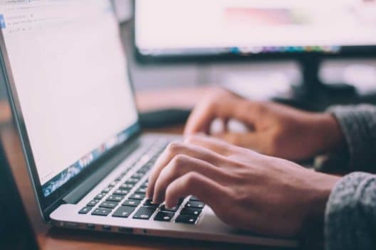 Detektiv sucht im Internet am PC.