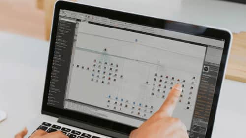 Detektiv bei der Internetrecherche. Bildschirm mit einem OSINT Tool