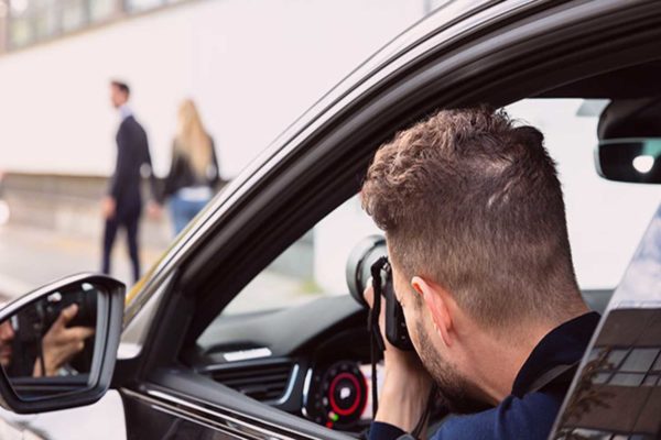 Untreue Detektiv der Detektei Kubon ermittelt mit Kamera im Auto