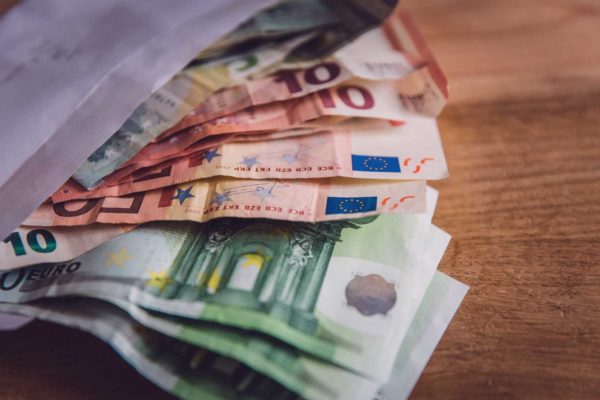 Geklaute Geldscheine in einem Umschlag