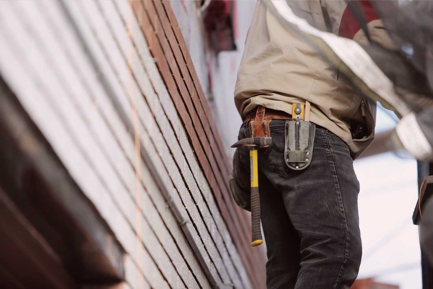 Mitarbeiter arbeitet schwarz auf Baustelle