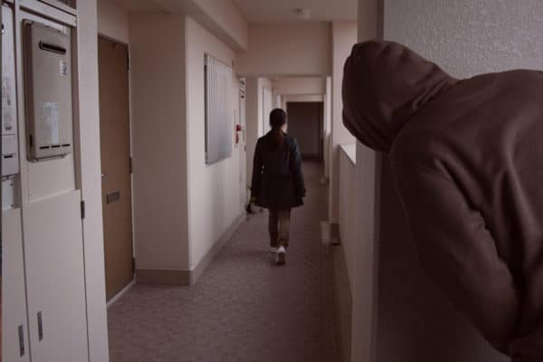 Ein Mann verfolgt eine Frau bis zu deren Wohnung