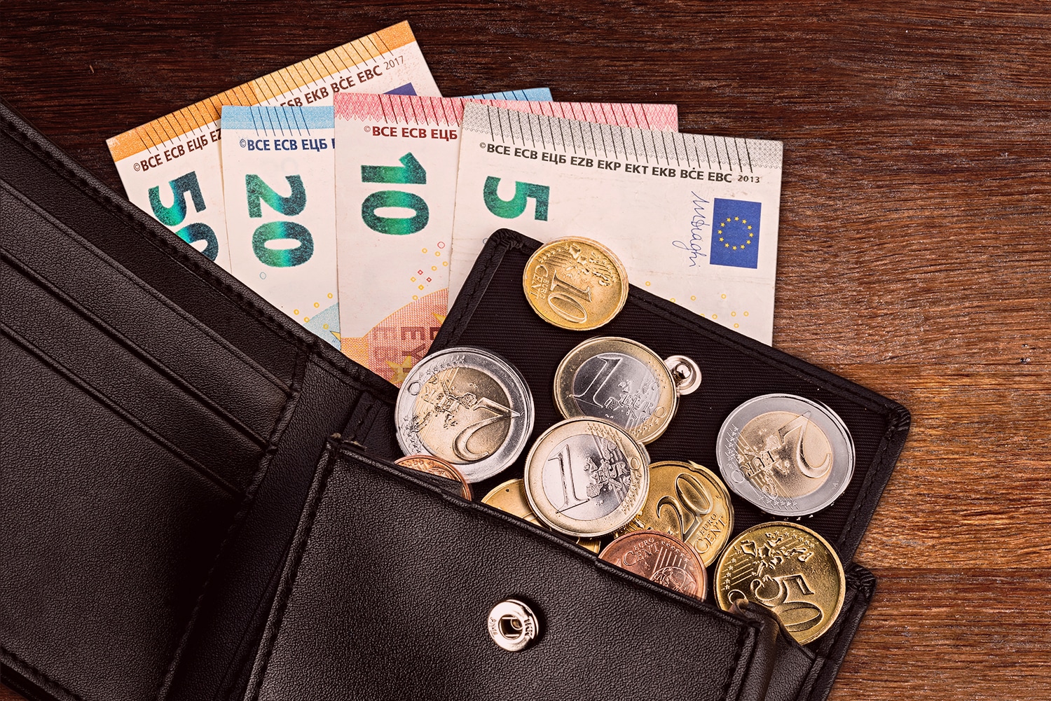Geld in Portemonnaie auf Tisch