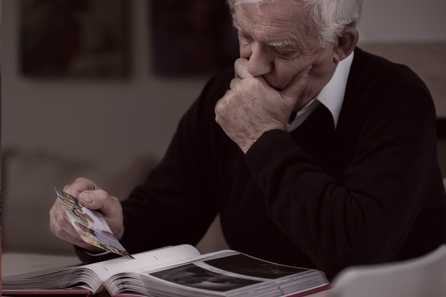 Ein Mann schaut sich ein Bild an, vermisst wird seine Tochter